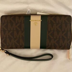 NWT Michael Kors Center Stripe Lg Trvl Continental Wallet